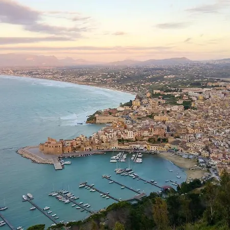 Bright In Alcamo: 100 M² With Sea View Apartman *